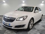 une photo d'une opel blanche garée dans un garage
