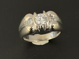 une image d'une bague en diamant sur une surface noire
