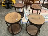 Dans une pièce, plusieurs tables et tabourets sont posés à même le sol.