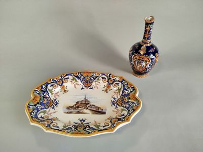 une photo représentant une assiette et un vase posés sur une table