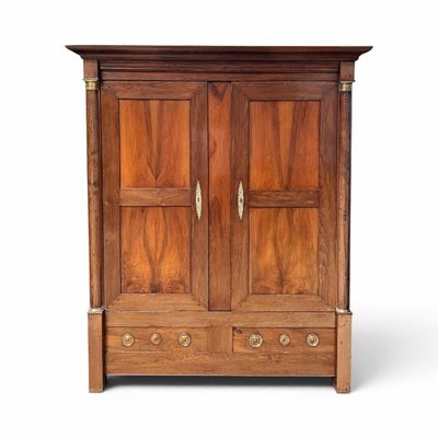 une image d'un meuble en bois avec deux portes et deux tiroirs