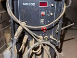 une machine qui est à l'abandon dans la boue