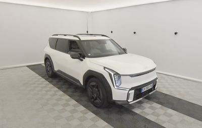 Le SUV blanc est garé dans le garage, sur le sol à damier.