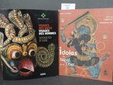 deux livres posés l'un à côté de l'autre sur une table