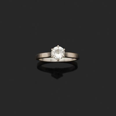 une bague à une seule pierre en diamant