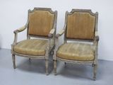 paire de fauteuils de style Louis XVI avec coussins rembourrés