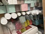 de nombreuses boîtes et barquettes sur les rayons d'un magasin
