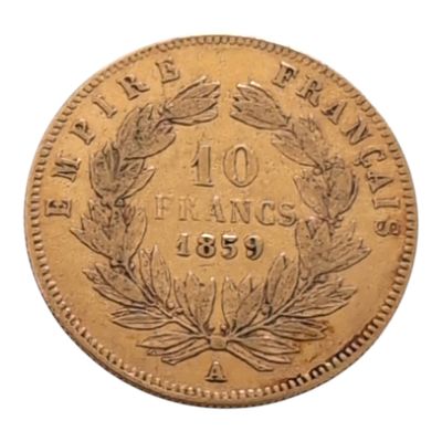 un gros plan d'une pièce de monnaie ornée d'une couronne