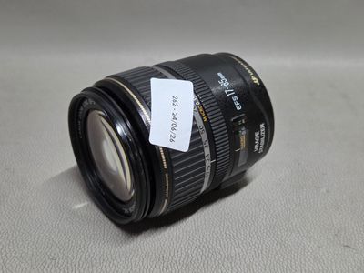 un objectif d'appareil photo posé sur une table, avec une étiquette accrochée dessus