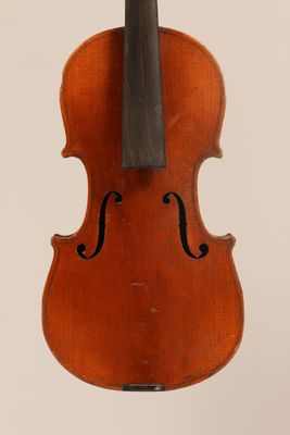 un vieux violon posé sur une surface blanche