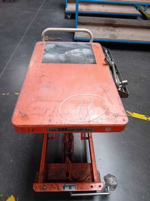 une photo d'une table qui se trouve dans un entrepôt