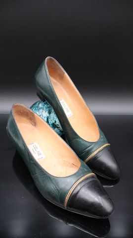 CELINE – Paire de chaussures à petit talon en cuir vert et noir, ...