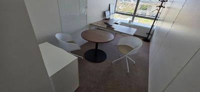 UN ENSEMBLE COMPRENANT : UN BUREAU D'ANGLE PLATEAU BOIS PIET…