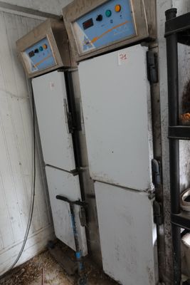 deux fours situés dans une pièce dotée d'un parquet