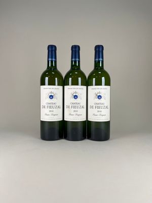 trois bouteilles de vin posées l'une à côté de l'autre sur une table