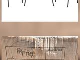 deux chaises et une table posées sur une palette