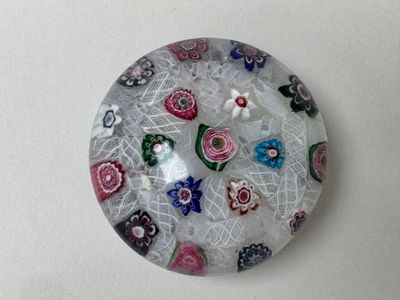 une assiette en verre décorée de fleurs, posée sur une table