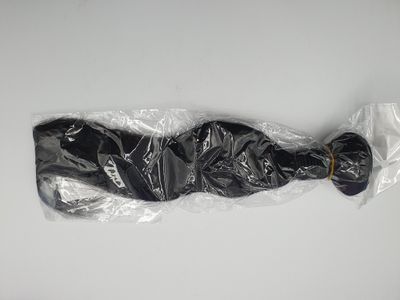 un sac en plastique contenant une paire de chaussures noires