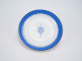 une image représentant une assiette bleue et blanche ornée d'un flocon de neige