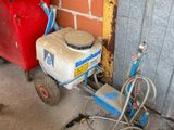 une petite machine posée à côté d'une poubelle