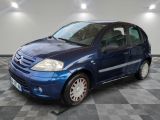 la photo d'une petite voiture bleue garée dans un garage