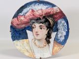 peinture représentant une femme coiffée d'un chapeau rose, sur une assiette