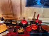une table en verre sur laquelle sont posés de nombreux objets divers