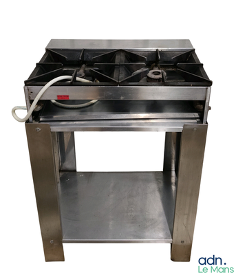 une cuisinière en acier inoxydable équipée de deux feux