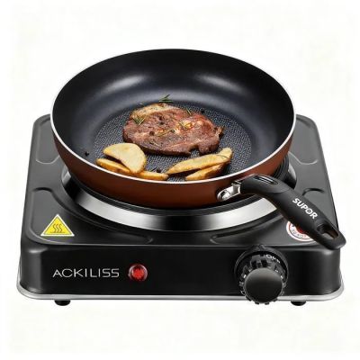 une poêle contenant un steak et des frites