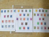 deux feuilles de papier portant des timbres, posées sur une table