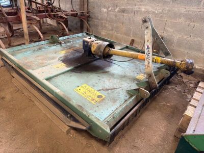 une machine posée au sol dans un bâtiment