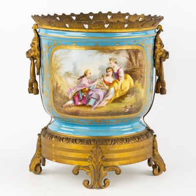 un vase bleu orné d'une peinture, posé sur un socle