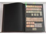 un livre ouvert avec des timbres, posé sur une table