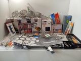 une photo d'un plan de travail de cuisine sur lequel sont disposés divers objets