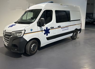 une camionnette blanche garée dans un garage