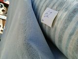 de nombreux rouleaux de tissu exposés dans un magasin