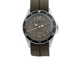 une image d'une montre sur fond blanc, avec un bracelet marron