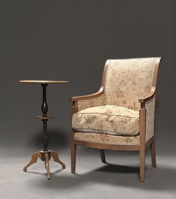une chaise placée à côté d'une table sur laquelle se trouve une lampe