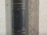 un vieux livre posé sur une table blanche