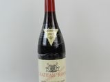 une bouteille de vin posée sur une table