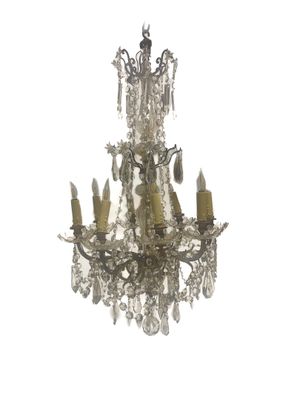 un lustre suspendu au plafond