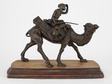 statue en bronze représentant un homme à dos de chameau, une lance à la main
