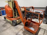 Une « Orange Scissor » est entreposée dans un entrepôt avec d'autres équipements