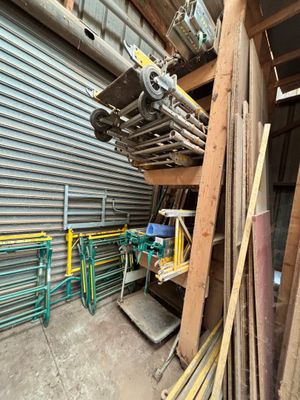 Plusieurs morceaux de bois sont empilés dans une zone de stockage