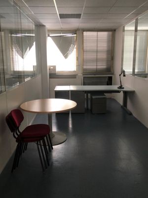 une pièce dans laquelle se trouvent une table et une chaise