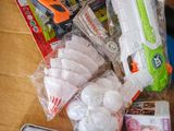 une table sur laquelle sont posés tout un tas de jouets et de fournitures