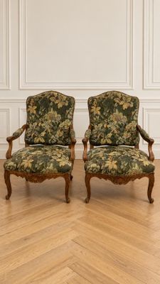 paire de fauteuils de style Louis XV avec revêtement floral