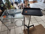 une table en verre sur laquelle est posé un plateau, dans un salon