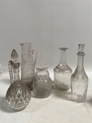 un grand nombre de bouteilles en verre posées sur une table