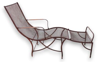 une image représentant une chaise longue en métal sur fond blanc